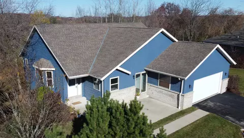 102 Hidden Lk, Slinger, WI 53086