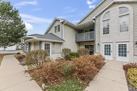 w240n2566 E Parkway Mdw #1, Pewaukee, WI 53072