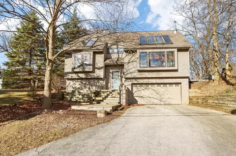 n28w29798 Oakwood Grv, Delafield, WI 53072
