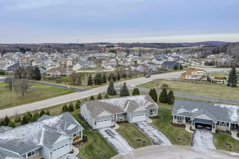 639 Annecy Park #8, Waterford, WI 53185