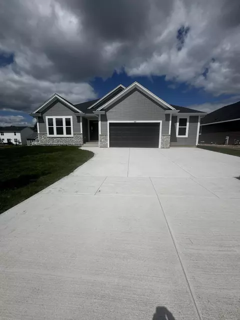 1027 Waterstone, Pewaukee, WI 53072