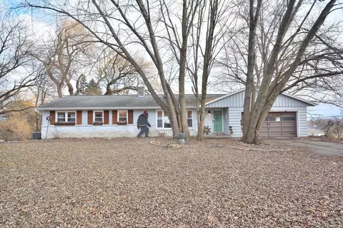n62w15650 Cherry Hl, Menomonee Falls, WI 53051