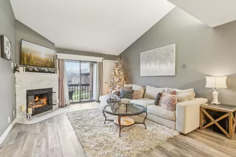 358 Park Hl #H, Pewaukee, WI 53072