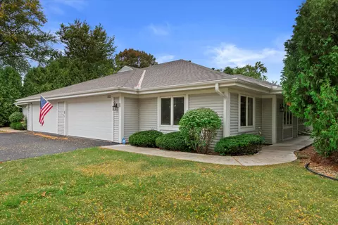7522 W Mequon Sq, Mequon, WI 53092