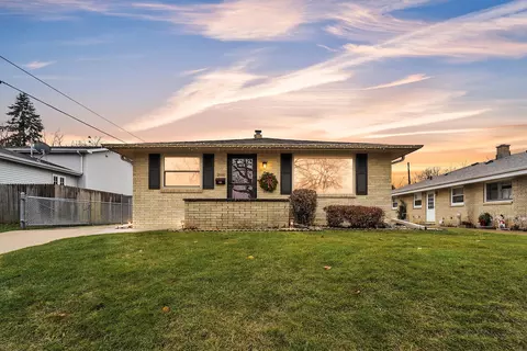 1660 Monroe, Racine, WI 53405