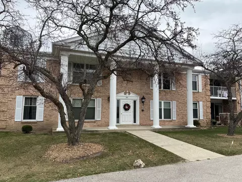 937 W Heritage #202, Mequon, WI 53092