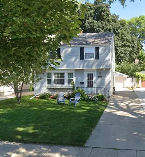 5924 N Bay Rdg, Whitefish Bay, WI 53217