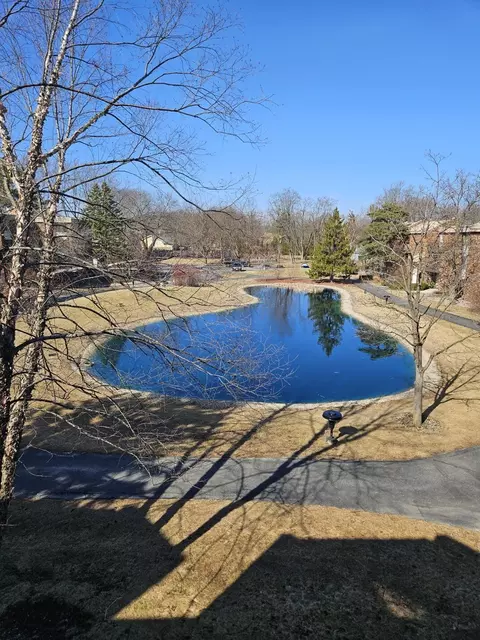 2260 W Good Hope #330, Glendale, WI 53209