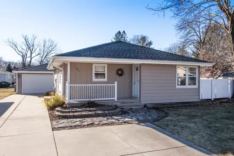 639 E Roland, Oconomowoc, WI 53066
