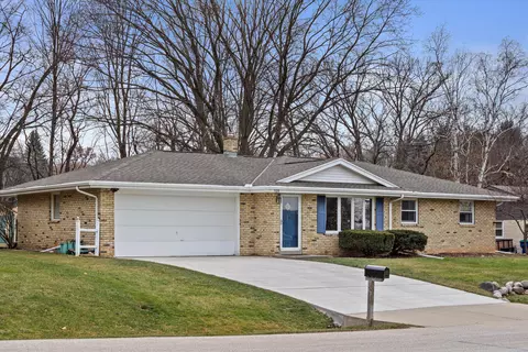 525 Highview, Slinger, WI 53086