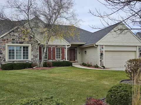 2636 W Lake Frst, Mequon, WI 53092