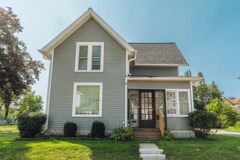 625 E Grv, Oconomowoc, WI 53066