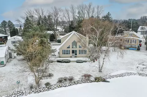 4503 Peninsula, West Bend, WI 53095