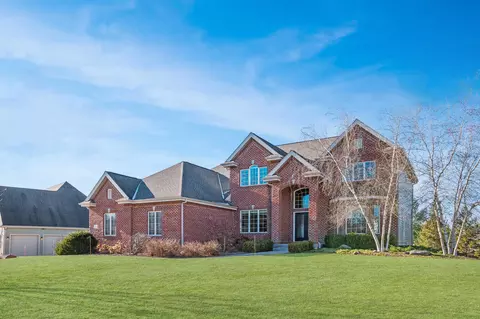 1215 Mary Hl, Hartland, WI 53029
