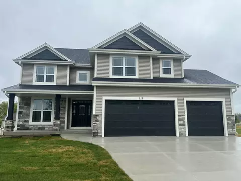 915 Medina, Mukwonago, WI 53149
