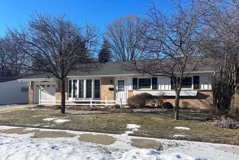 812 Meadowbrook, West Bend, WI 53090