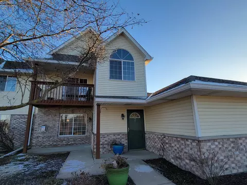 2107 Broken Hl #4, Waukesha, WI 53188