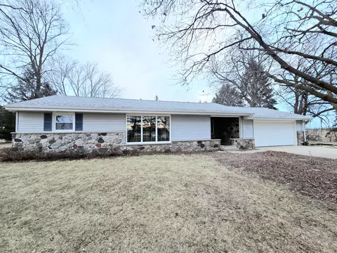 1876 W Pioneer, Cedarburg, WI 53012