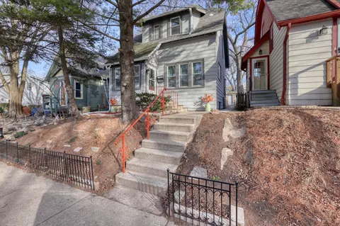 3122 N Newhall, Milwaukee, WI 53211