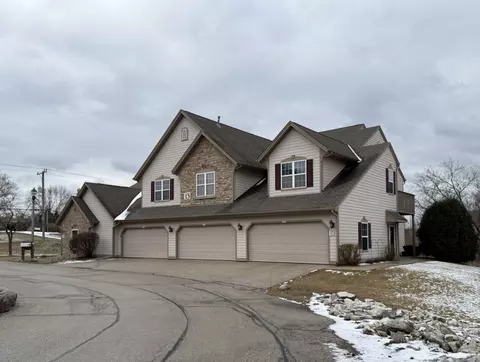 2331 W Vista Bella, Oak Creek, WI 53154