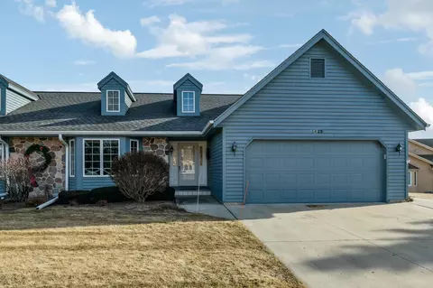 1423 Ridgewood, West Bend, WI 53095