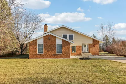 11326 N Country Vw, Mequon, WI 53092