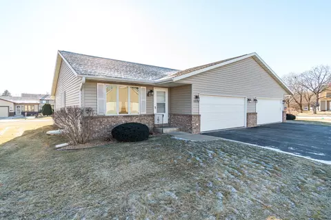 1004 Whispering Winds, Onalaska, WI 54650