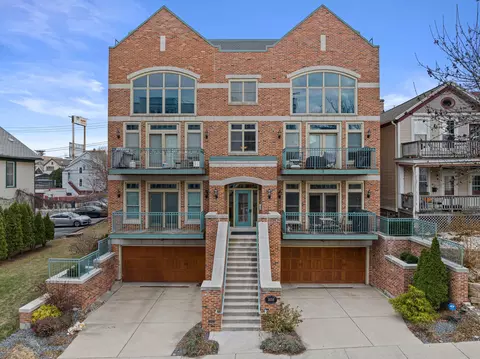 1658 N Jackson #102, Milwaukee, WI 53202