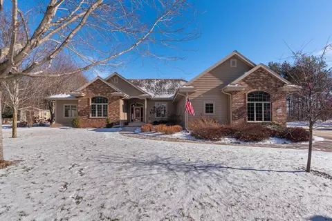 1055 Silverwood, West Bend, WI 53090