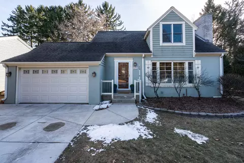 837 W Daphne, Glendale, WI 53217