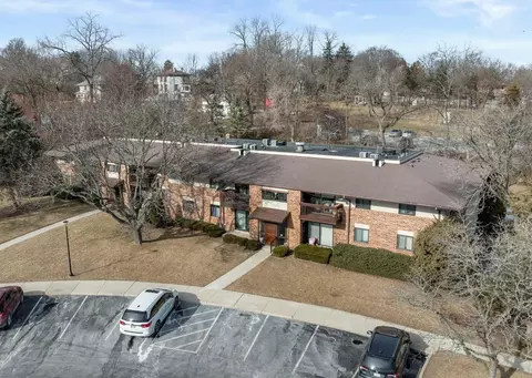 333 Park Hl #C, Pewaukee, WI 53072