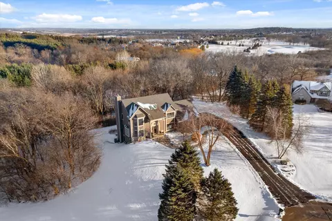 566 Chapel Hl, Wales, WI 53183