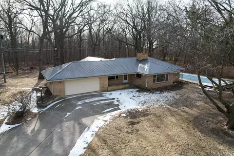 w221s6102 Seftar, Waukesha, WI 53189