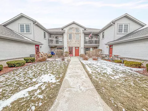 1083 Quinlan #E, Pewaukee, WI 53072