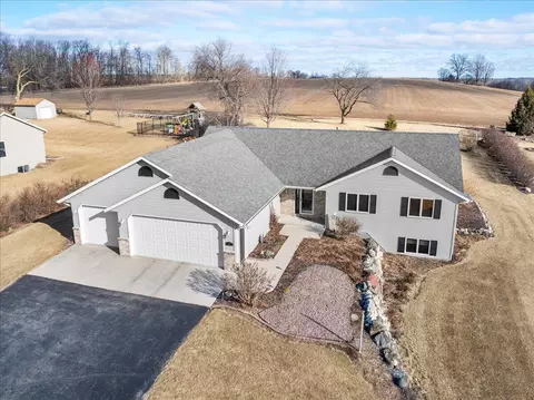 652 Bobolink, Cascade, WI 53011
