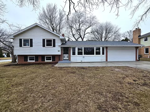 10924 W Courtland, Wauwatosa, WI 53225