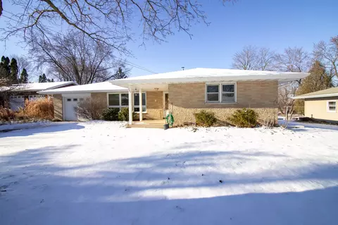 102 Oak Hl, Watertown, WI 53094