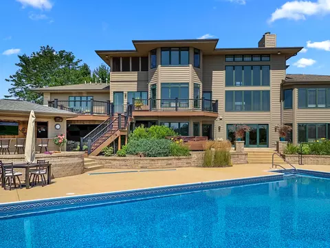 s96w32955 Hickorywood, Mukwonago, WI 53149