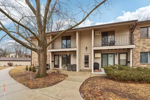 1715 S Coachlight, New Berlin, WI 53151