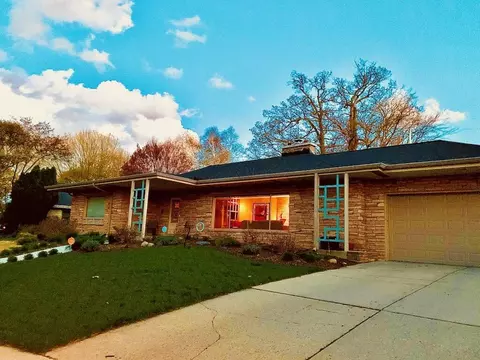 7525 Maple, Wauwatosa, WI 53213