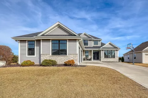 1345 Rosewood, Oconomowoc, WI 53066