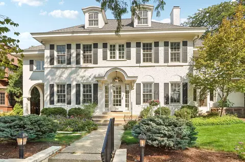 2518 E Lake Blf, Shorewood, WI 53211
