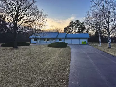 1935 N Dousman, Summit, WI 53066