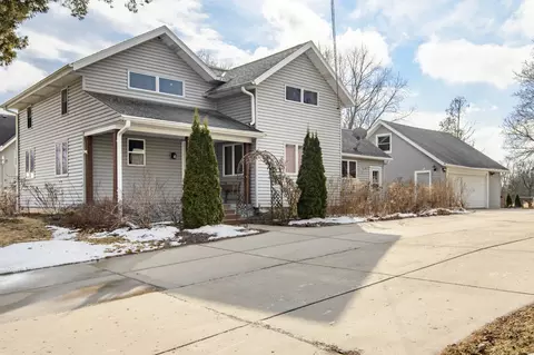 n8327 North Street, Ixonia, WI 53036