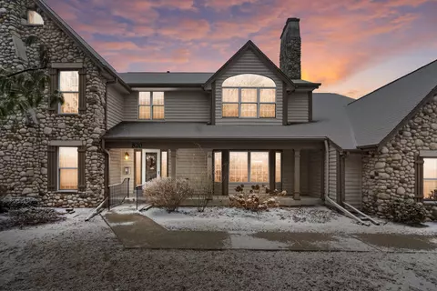 820 Pilgrim #B, Elm Grove, WI 53122