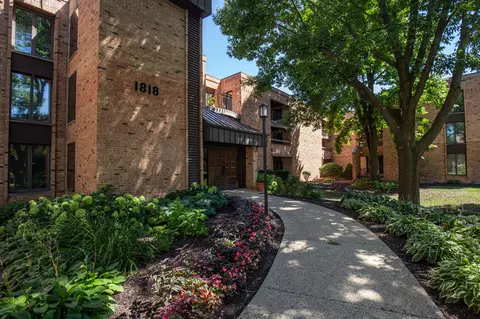 1818 E Shorewood #113, Shorewood, WI 53211