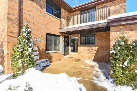 8163 S Forest Hls #D, Franklin, WI 53132