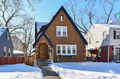 2237 W Olive, Milwaukee, WI 53209