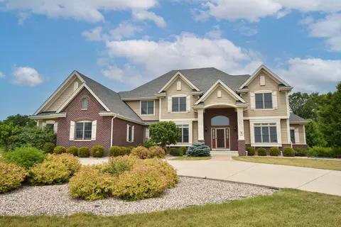2172 W Saddlebrook, Mequon, WI 53097