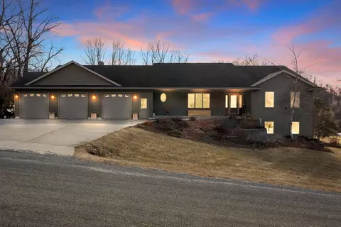 8675 Golfview, Mound Prairie, MN 55943